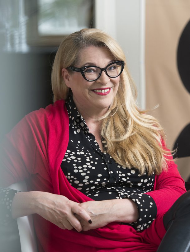 Päivi Toroila (s. 1964) asuu miehensä kanssa Helsingissä. Perheeseen kuuluu teini-ikäinen bonustytär. Päivi työskentelee Helsinki-Vantaan lentoaseman tax free -osaston myyjänä ja pääluottamusmiehenä.