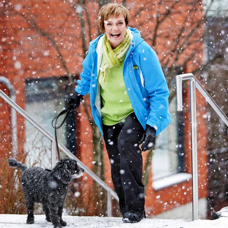 Ronjasta Hilla saa aina lenkkikaverin. Tyttäret taas lähtevät äidin kanssa tanssitreeneihin. 