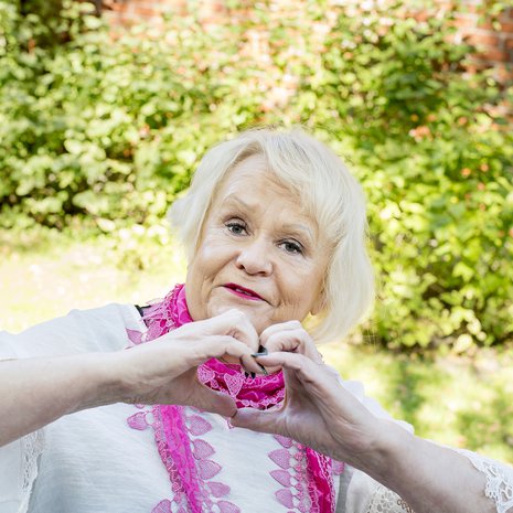 Sirpa Vaaranmaa syntyi Valkeakoskella vuonna 1951. Hän asuu Helsingissä. Sirpa on ammatiltaan fysioterapeutti, mutta hän on ollut työkyvyttömyyseläkkeellä 32 vuotta. Sirpa harrastaa musiikkia, urheilua, nettiä, keskusteluita ja ihmisten kohtaamista.