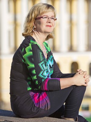 Vuokko Ilola on syntynyt Kajaanissa vuonna 1964. Hän on koulunkäytiavustaja ja Kotimaa 24 -verkkosivuston blogisti. Vuokko on kirjoittanut kirjan vanhoillislestadiolaisten äitien kokemuksista.