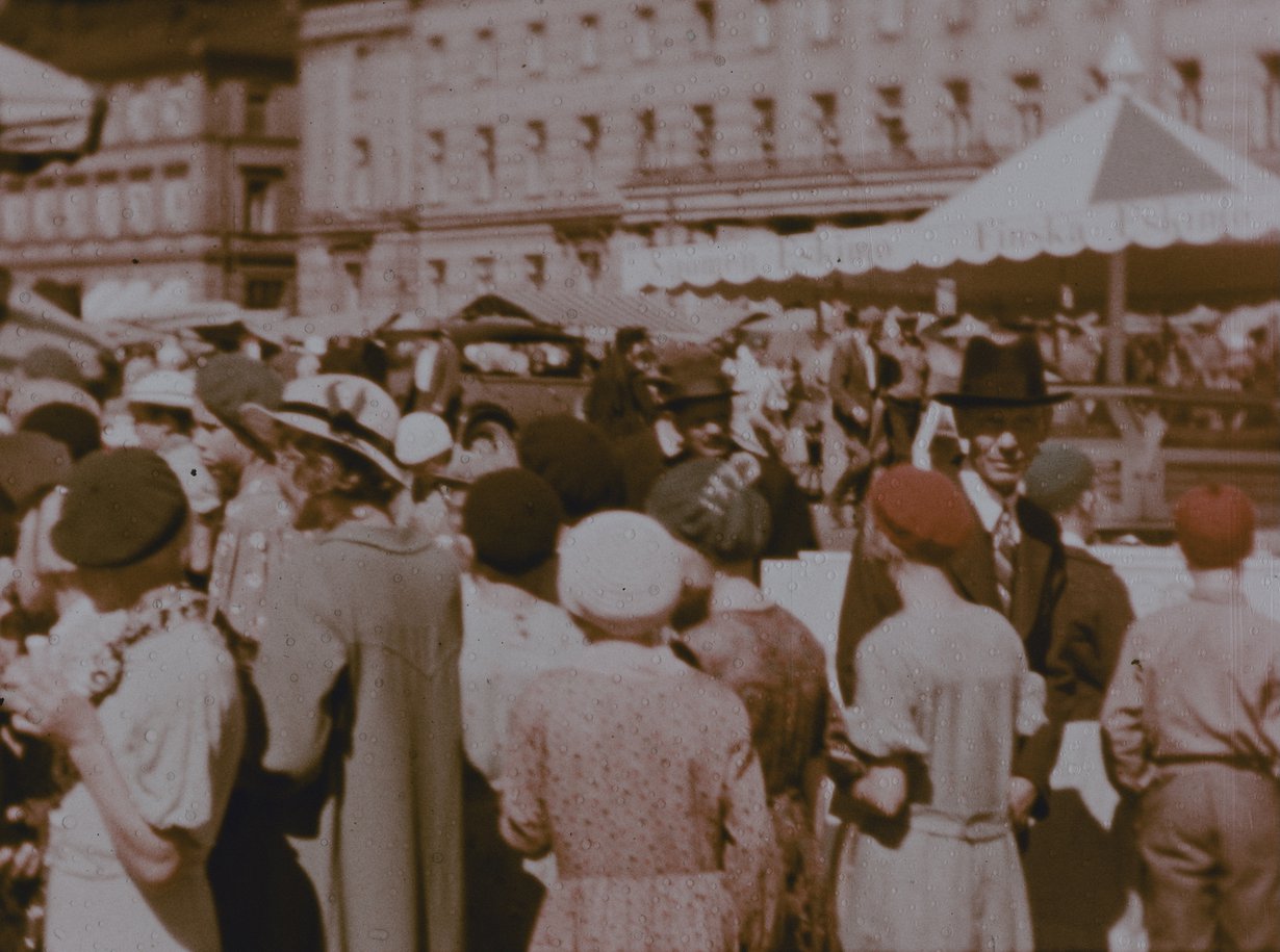 Kalakauppaa Helsingin Kauppatorilla vuonna 1936. Stillkuva filmistä Helsingfors, Finland 1936 / Museoviraston Kuvakokoelmat
