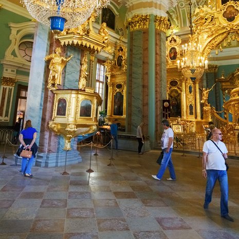 Kirkon barokkisisustus on upea. 