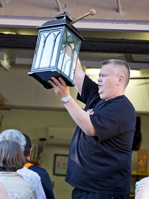 Huutokauppakeisari Aki Palsanmäki tietää millaisista tavaroista huudetaan kilpaa. 