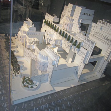 1 MI6:n päämajan pienoismalliin voi myöskin tutustua näyttelyssä. Tosin elokuvassa Skyfall (2012) päämäjassa räjähti pommi ja päämajaa siirrettiin vanhoihin tunneleihin. Miten mahtaa olla uudessa Bond-leffassa Spectressä, jonka ensi-ilta on lokakuussa 2015.