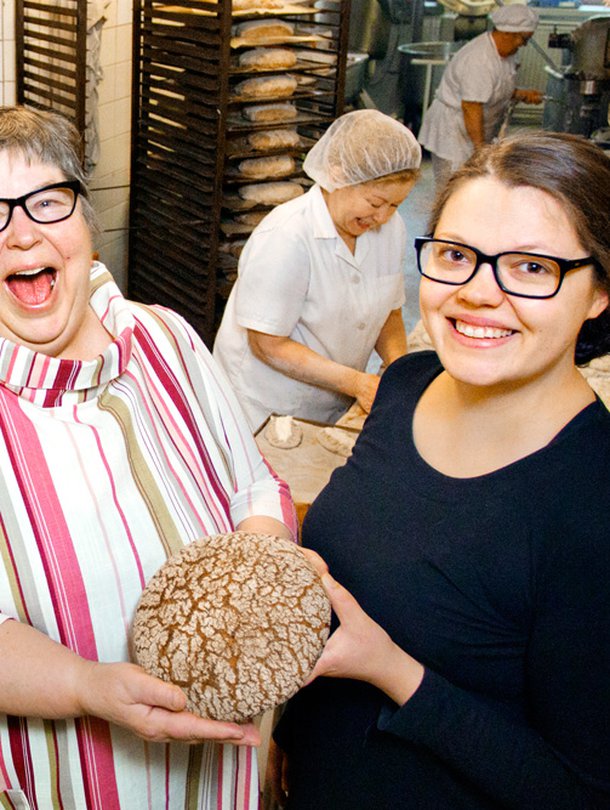 Kaija Marin (vas.) ja hänen tyttärensä Kaisa kajaanilaisessa leipomossa, joka on ollut perheomistuksessa vuodesta 1913 lähtien.