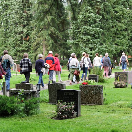 Laulujen kävely -hautausmaakierroksen aikana kuultiin Malmin hautausmaalle haudattujen suomalaisten taiteilijoiden tunnetuksi tekemää musiikkia.