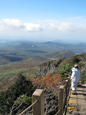 Hallasan-tulivuoren maisemat palkitsevat patikoijan Etelä-Koreassa.