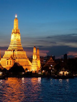 Wat Arunin buddhalaistemppeli on upeimmillaan iltahämärässä.