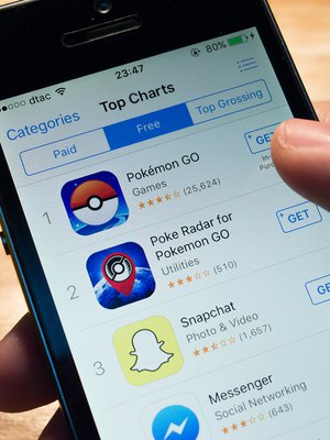 Nuori voi opettaa isovanhempaa pelaamaan hauskaa ja sosiaalista peliä. Kuva: <span class="photographer">Istock</span>