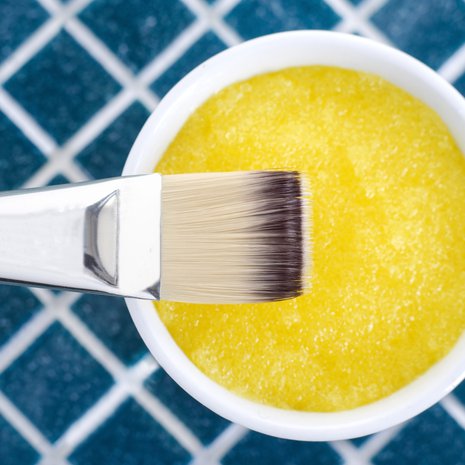 Sokerista tai suolaa ja öljyä sekoittamalla saat itse tehdyn kuorintavoiteen.