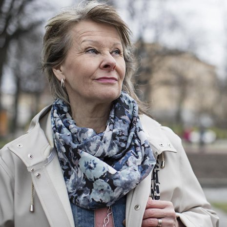 "Vähitellen Heini menetti elämänilonsa. Silmien pilke sammui, hymy katosi. Tuntui että hänen kehonsa alkoi kuin riuduttaa itseään", Pälvi Ahoinpelto kertoo Heini-tyttärestään.