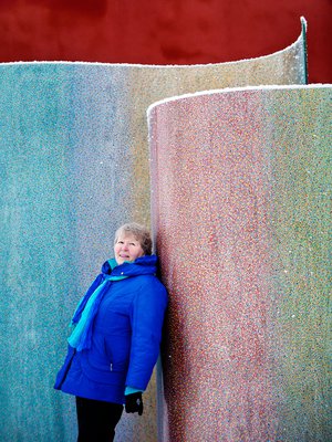 Kulttuuritalo Alandicaan tulijan vastaanottaa Kökarin saaressa asuvan taiteilijan Satu Kiljusen ulkoilmataideteos Swing. – Kaksi alumiinilevyä taipuu S-kirjaimen muotoon ja niihin on maalattu miljoonia pieniä pisteitä. Se minusta tosi herkullinen, Hannele nauraa.