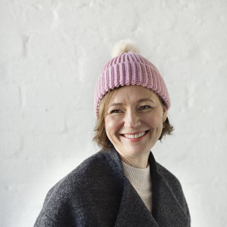 Saat virkattuun pipoon hyvän jouston, kun teet kiinteät silmukat aina silmukoiden takareunasta.