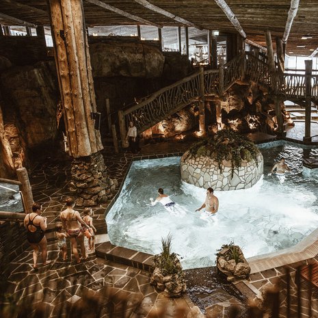 Rantasalmen tunnelmallinen Järvisydän-kylpylä on louhittu kallioon.