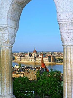 Parlamenttitalo nousee Tonavan rannassa kuin satulinna.