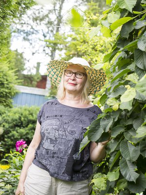 Merja Svensk on syntynyt 1956 Lappeenrannassa ja asuu Helsingissä. Merjan perheeseen kuuluvat mies, kaksi omaa lasta ja kaksi miehen lasta. Merja on julkaissut esikoisromaaninsa Kaksoissidos (Robustos) kesällä 2016. 