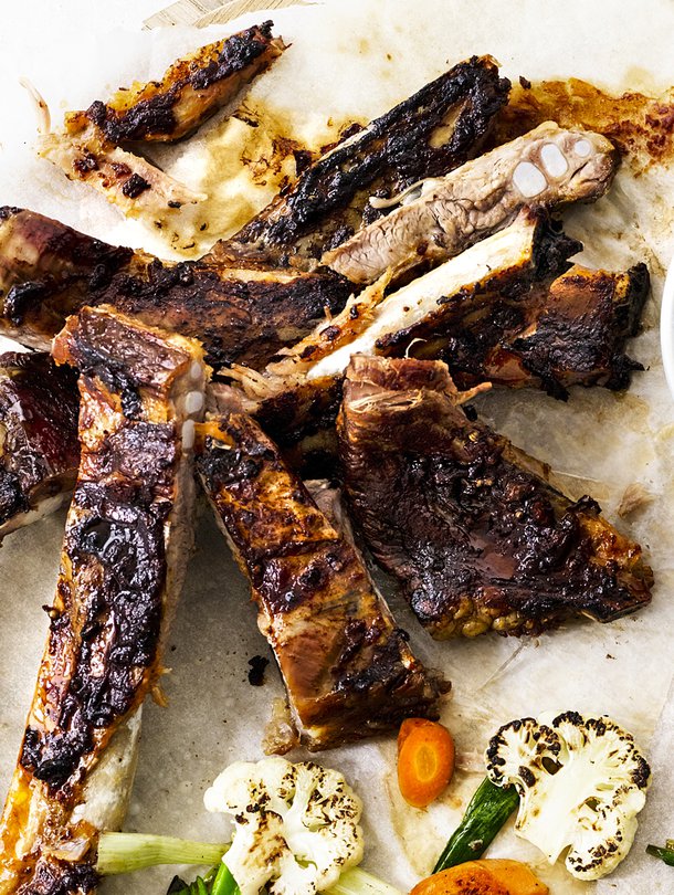 Grillaus sujuu kuin vauhdilla, kun esikypsennät ribsit uunissa.