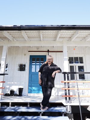 Marjatan kesäasunnon arkkitehtuurissa kohtaavat vaatimaton kalamökki ja uusi puuarkkitehtuuri.