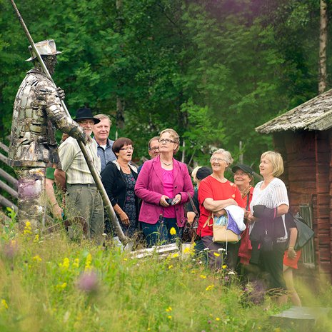 Kalajokilaakson metsänhoitoyhdistys  ihasteli Kalle Päätalon lapsuudenkodin maisemia kesällä 2013.