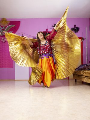 – Itämaista tanssia voi maustaa huiveilla, sormisymbaaleilla ja vaikkapa suurilla feeniks-siivillä. Niillä saa myös lisähaastetta opiskeluun, tanssinopettaja Taikku Hyvönen kertoo.