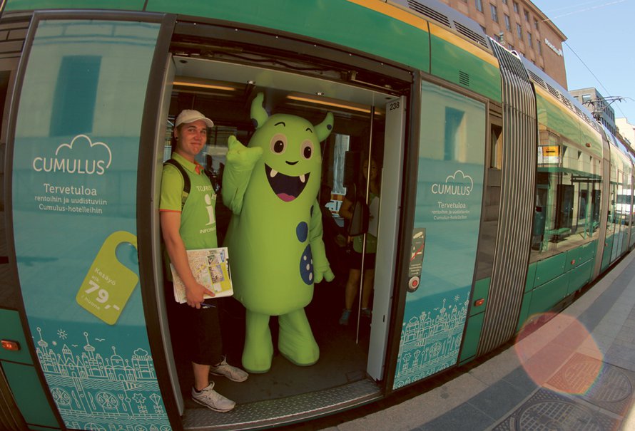 Helppi-hahmo auttaa turisteja Helsingissä.