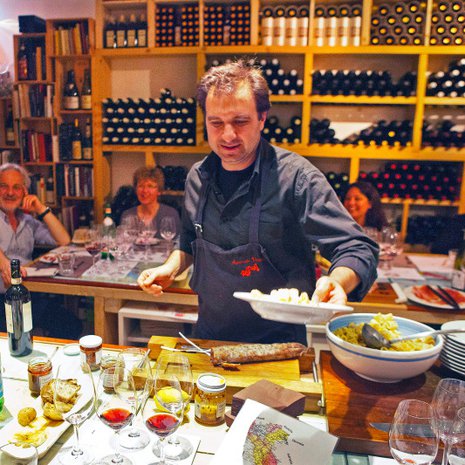 Ravintola Rosciolissa p&auml;&auml;see tutustumaan viineihin syv&auml;llisesti.