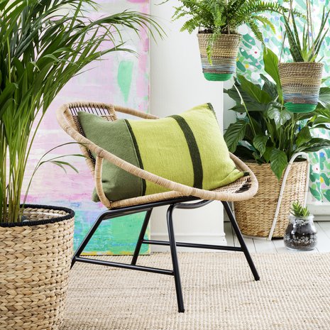 Yhdestä neuletakista riittää aineksia kahteen tyynyyn, kun sommittelet mukaan sopivan värisiä kangaspaloja.