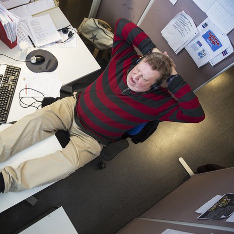 "Joskus se kauppa syntyykin heti / puhe tai lahja mikäpä veti / silloin on istuin kuin pehmoisin peti / penkillä telemannin, penkillä telemannin." (Säv. Penkillä pelimannin) Riimittely keventää heimo Liljenbäckin myyntipaineita.