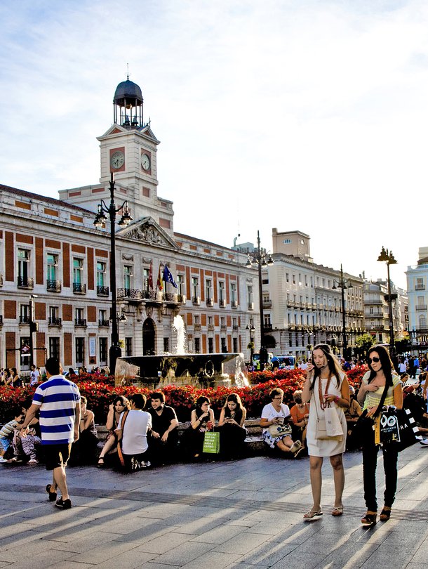Puerta del Sol on ­Madridin kuhiseva keskus­aukio. Siltä avautuvat vilkkaimmat ostoskadut.