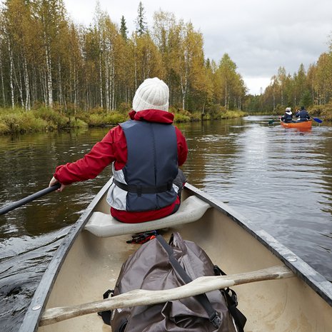 Joki tuntuu aloittelijasta yllättävän kapealta.