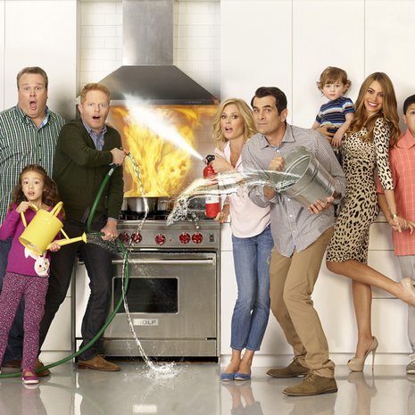 Moderni perhe -sarja tarkastelee erilaisia modernin perheen muotoja: yksilapsisen homoparin, kolmilapsisen heteroparin ja kaksinkertaisesti etnisen pariskunnan. 