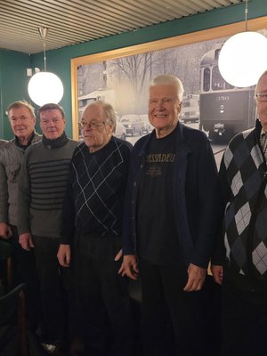 - Ehkä meistä seitsemästä saisi Jukolan viestiin joukkueen. Oikealta Heikki Pohjonen, Timo Kokko, Heikki Salo, Jorma Kannisto, Veikko Hytönen, Kalervo Kuusisto ja Erkki Liinanto.