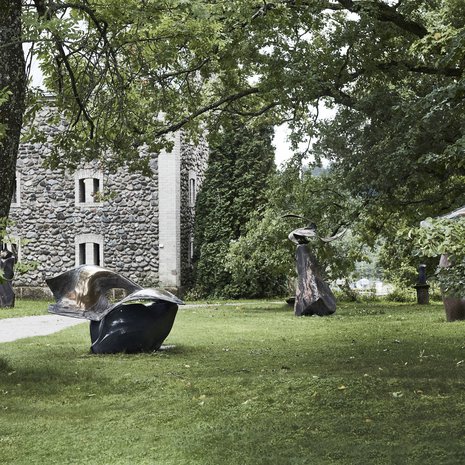 Laila Pullisen veistospuiston teokset ovat esillä hänen omassa puutarhassaan, ateljeessa sekä taustalla näkyvässä makasiinissa. Päätalossa vieraat pääsevät alakerran kotimuseoon.