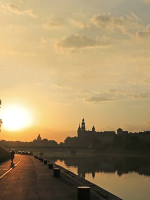 Wawelin alue ­Veikselin varrella on ­Krakovan yksi päänähtävyys. Aamulla on hiljaista.
