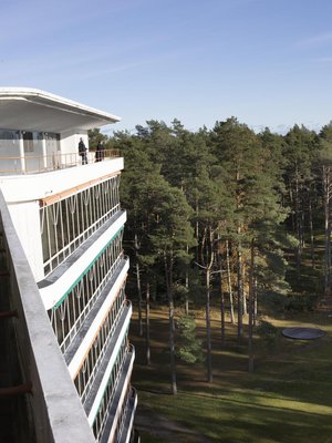 Paimion parantolassa aulaan, ravintolaan ja näyttelyyn pääsee tutustumaan itsenäisesti aukioloaikoina, muihin osiin opastetulla kierroksella.