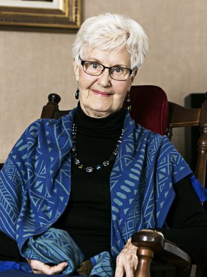 ”Minulla ja tyttärelläni on yhteissanomalehti, jonka hän tuo minulle aamulla. Muuten annan perheen elää omaa elämäänsä”, Arja Torvinen sanoo.