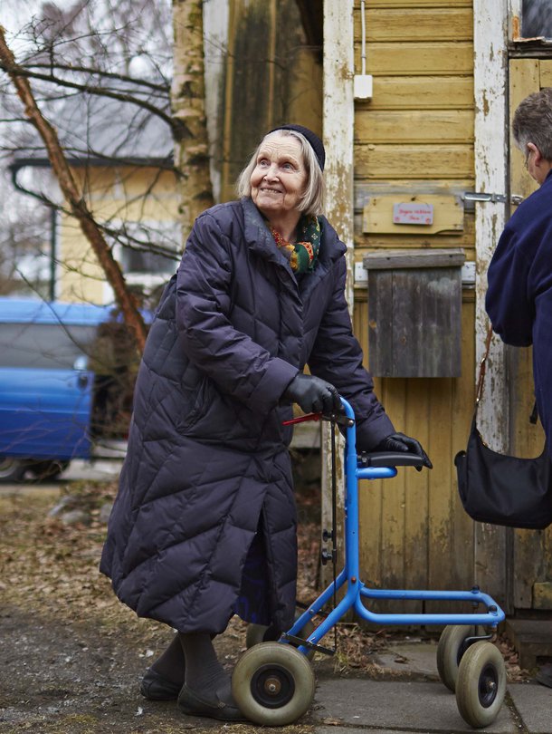 Taksiautoilija Pirkko Fagerholm ei koskaan jätä asiakastaan Reeaa pihalle vaan vie sisälle asti. 