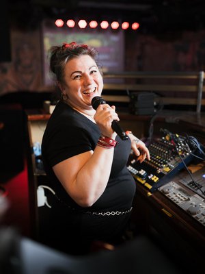 Pia Koskela   tietää, mitä   suomalaiset   haluavat laulaa.   – Lapin kesä   kuullaan   joka ilta.