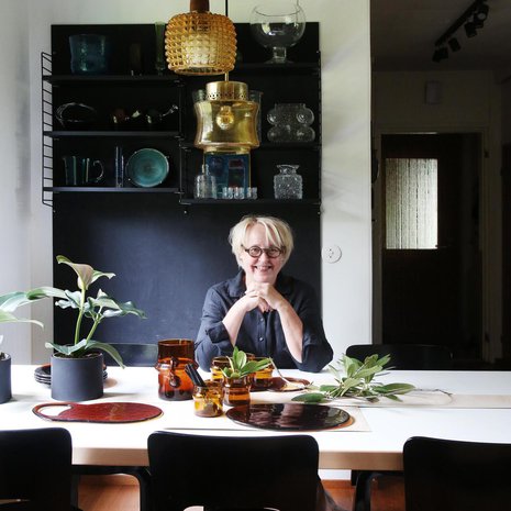 Anninalle itse tekeminen on tärkeää. Ruokailutilan valaisimen hän yhdisteli vanhoista lasikuvuista. Kaitaliinan tehtävää hoitavat rautakaupasta löytyneet vanerisuikaleet.