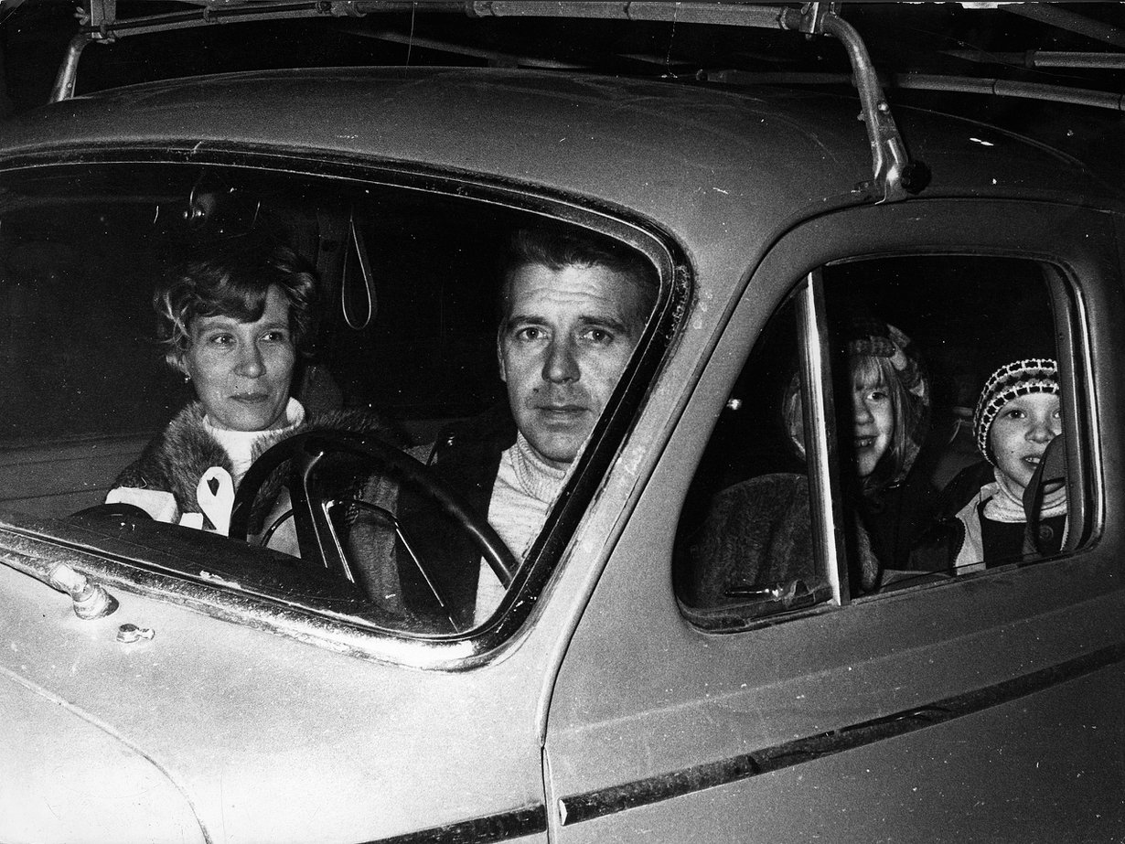 Moni Ruotsiin muuttanut suomalainen sai töitä Göteborgin telakoilta. Kuvassa satamatyöläinen P. Utriainen perheineen vuonna 1967.