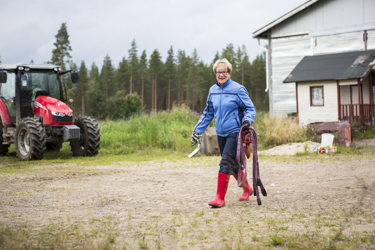 Vuokko Huumarkangas työskentelee miehensä kanssa karjatilallaan.