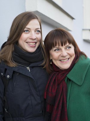 Siv Skogman ei  ole osallistunut  tyttärensä poliittiseen uraan, mutta on ollut taustalla tukena.