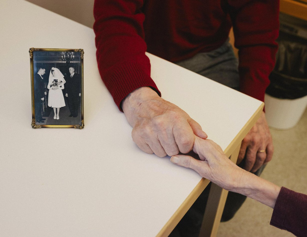 Isä ja äiti ovat kulkeneet yhtä matkaa yli 60 vuotta. Heidän hääkuvansa laitettiin esille myös yhteisessä hoivakotihuoneessa.
