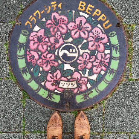 Japanissa kylttejä ja merkkejä on joka puolella, jopa kaivonkansissa. Kuva Beppu-nimisestä kaupungista, joka sijaitsee Kyushun saarella. Kuva: <span class="photographer">Inka Simola</span>