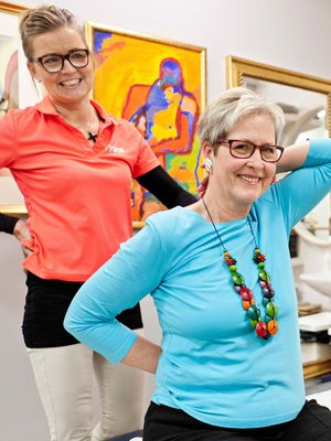 Anja Henttinen kiittelee Lis Merisalon käsien liikkuvuutta.