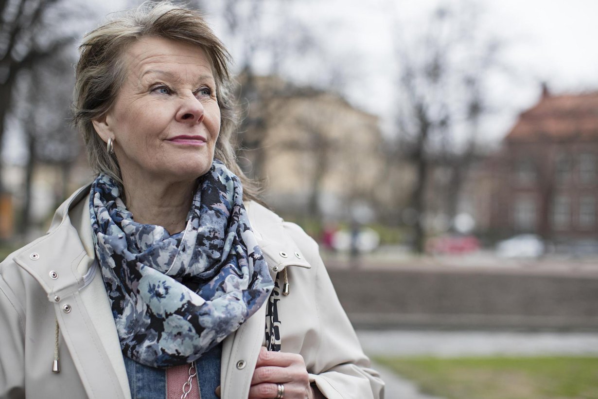 "Vähitellen Heini menetti elämänilonsa. Silmien pilke sammui, hymy katosi. Tuntui että hänen kehonsa alkoi kuin riuduttaa itseään", Pälvi Ahoinpelto kertoo Heini-tyttärestään.