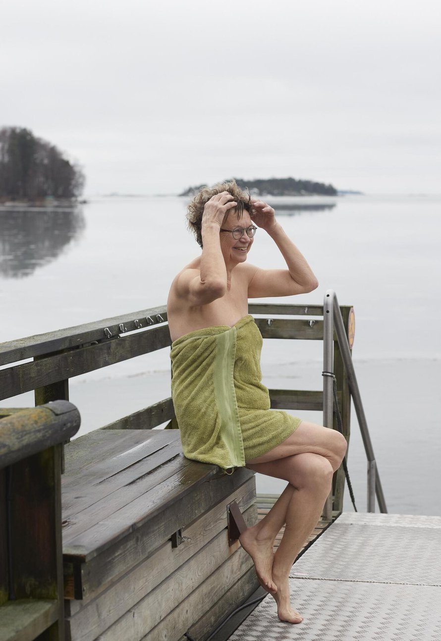 Ritva Ohmero- Luoma pulahtaa mielellään luonnonvesiin saunan jälkeen.