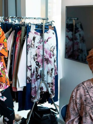 Sirkka-Liisa Malmivaara on viittä vaille valmis ensimmäiseen muotikuvaukseen. Muotitoimittaja Liisa Kokko (vas.) osaa eläytyä erilaisten kohderyhmien tarpeisiin.