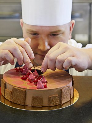 Fazerin tuotteiden kehityksen ja valmistuksen lisäksi Eero Paulamäki kiertää maailmalla tarkkailemassa uusia suklaa- ja konditoriatuulia.