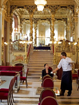 Budapestin New York -kahvilaan voi varata pöydän yhdelle.